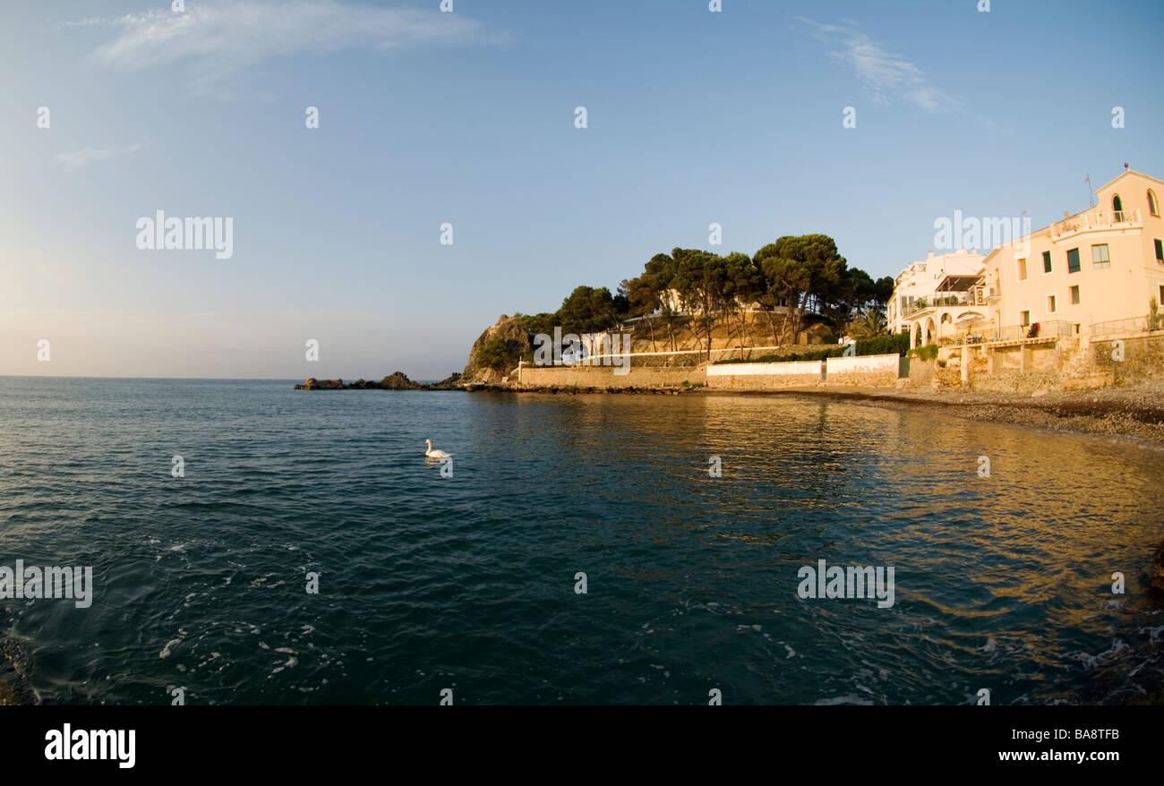 Häuser auf Cala Soio kleine Bucht an der spanischen mittelmeerküste am frühen Morgen in Cap Negret, Altea Spanien Stockfoto