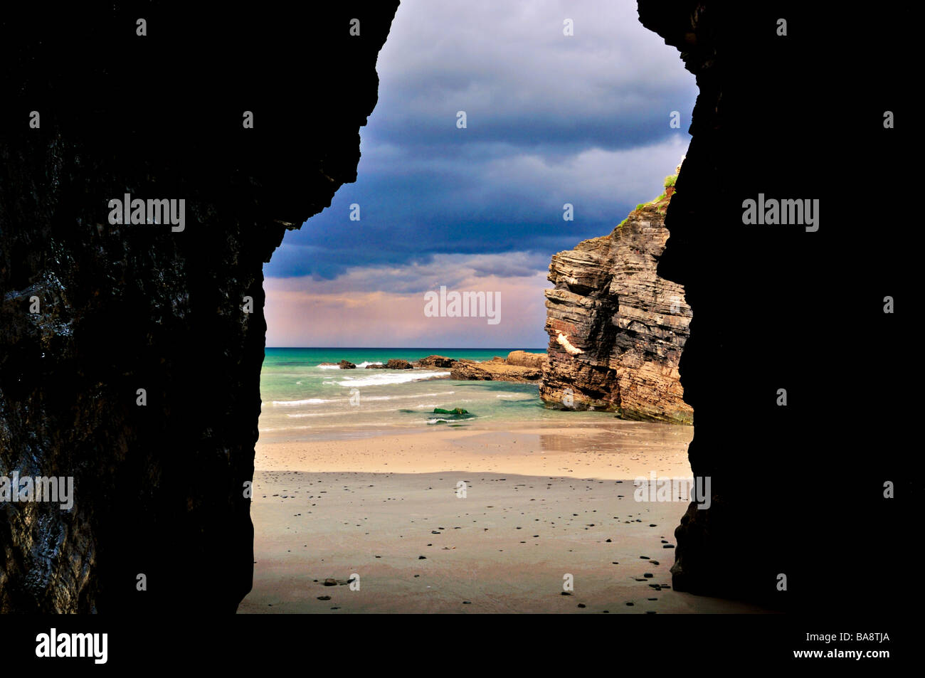 Spanien, Galicien: Stone Arch und Höhle am Strand "Praia als Catedrais aufsuchen" Stockfoto