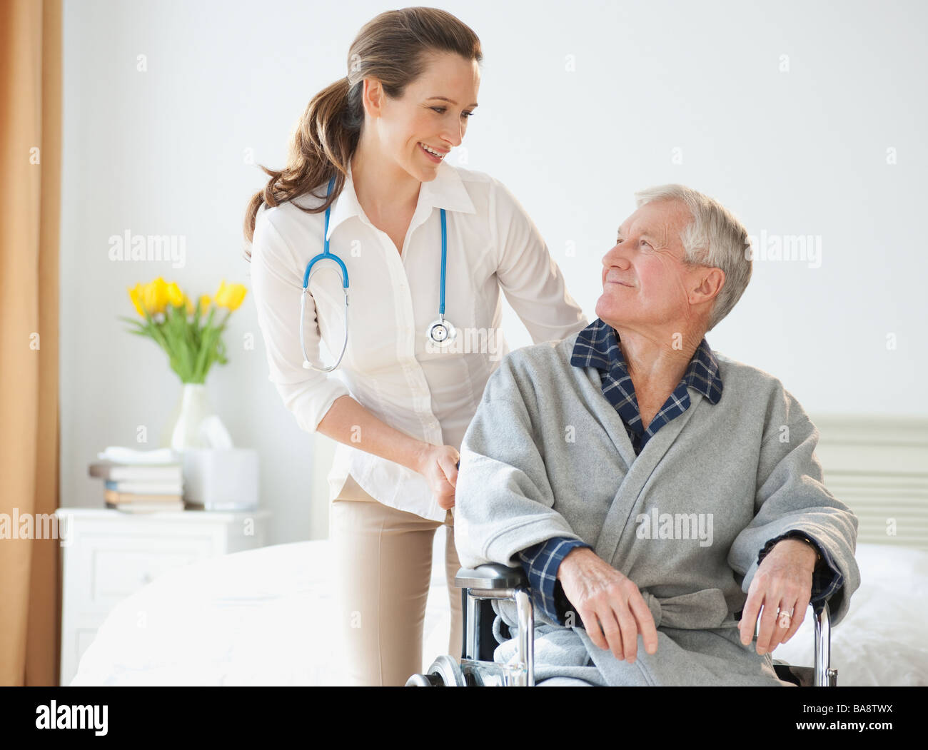 Krankenschwester helfen älteren Menschen im Rollstuhl Stockfoto