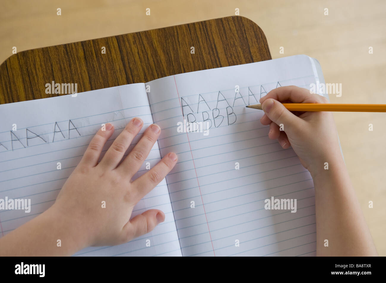 Junge Schreiben von Briefen im Klassenzimmer Stockfoto