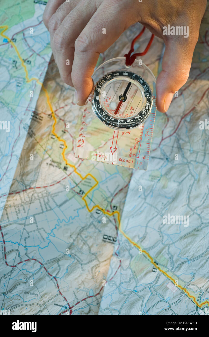 Mann-Betrieb-Kompass über Karte Stockfoto