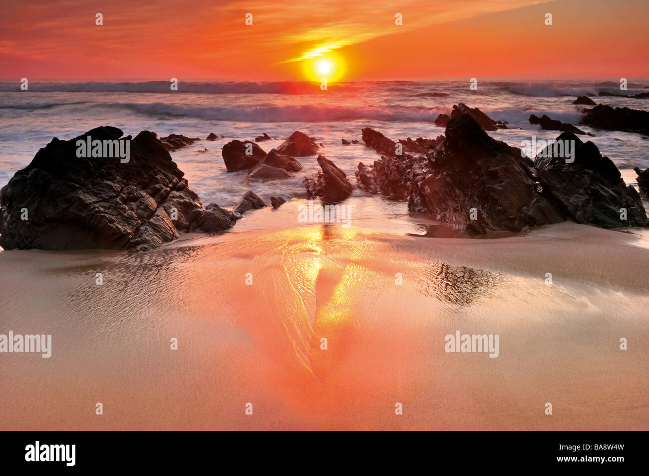 Portugal, Alentejo: Sonnenuntergang am Strand Praia Grande in Porto Covo Stockfoto