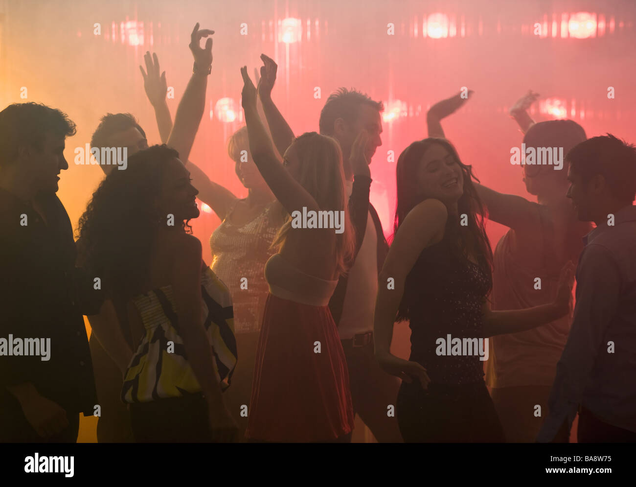 Die Menschen tanzen in Nachtclub Stockfoto