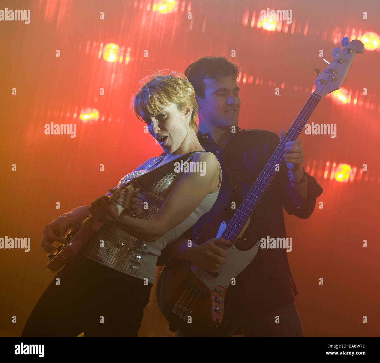 Darsteller spielen e-Gitarren Stockfoto