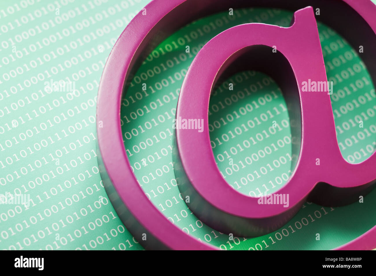 Nahaufnahme von "auf" Symbol und Binär-Code Stockfoto