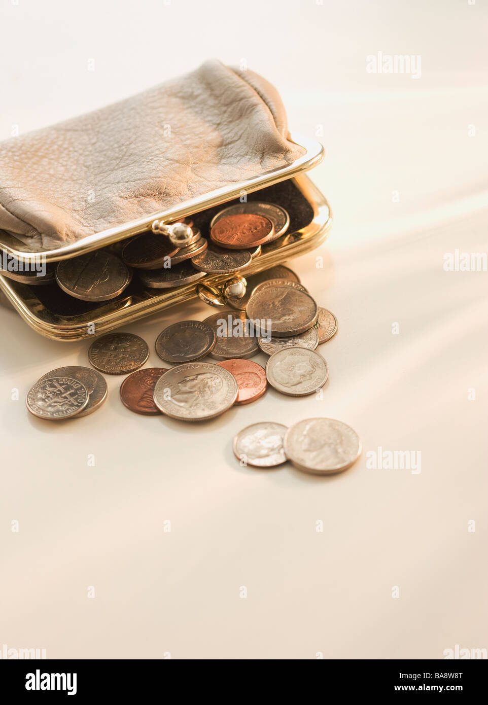 Münzen und Geldbörse Stockfoto