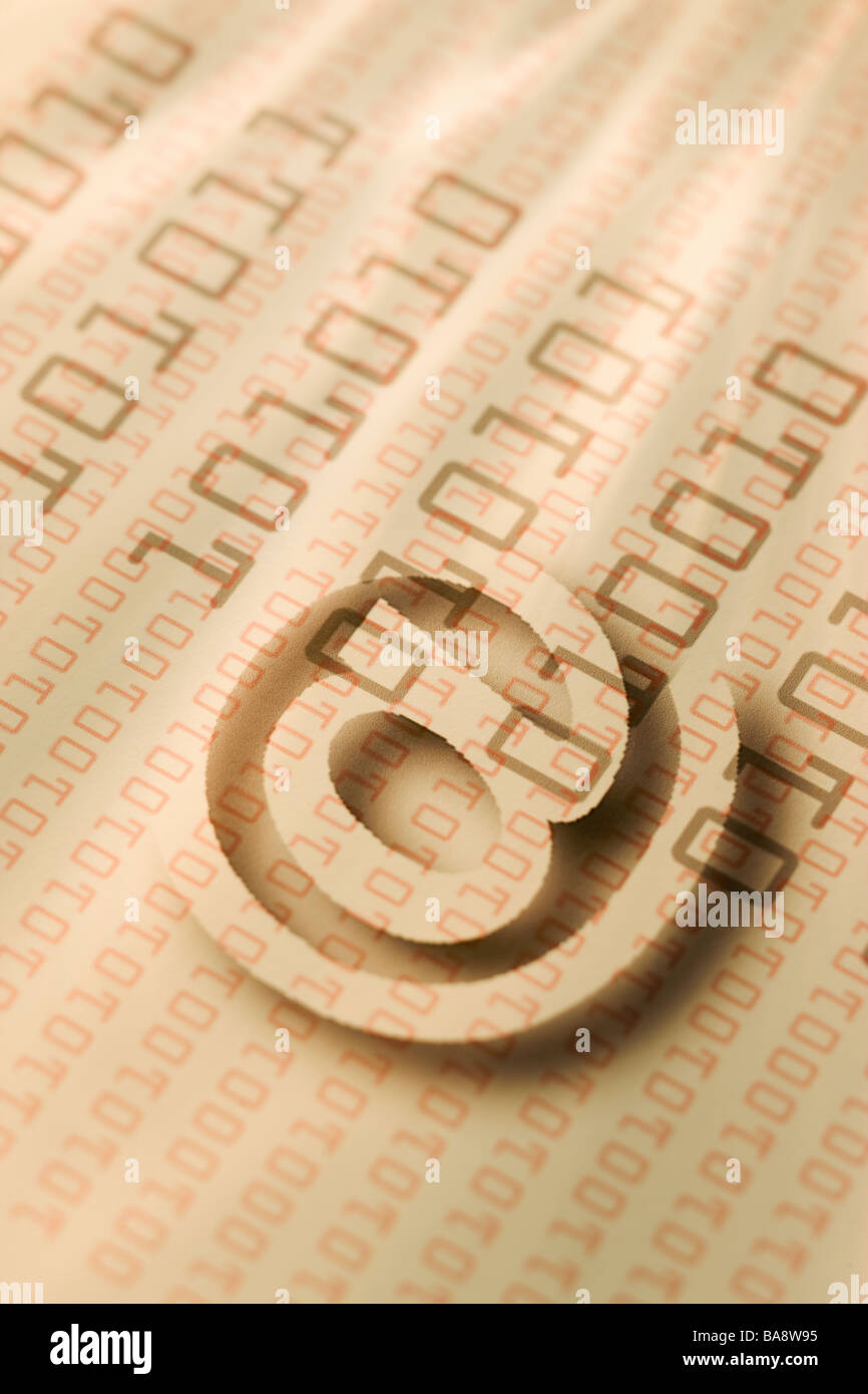 Nahaufnahme von "auf" Symbol und Binär-Code Stockfoto
