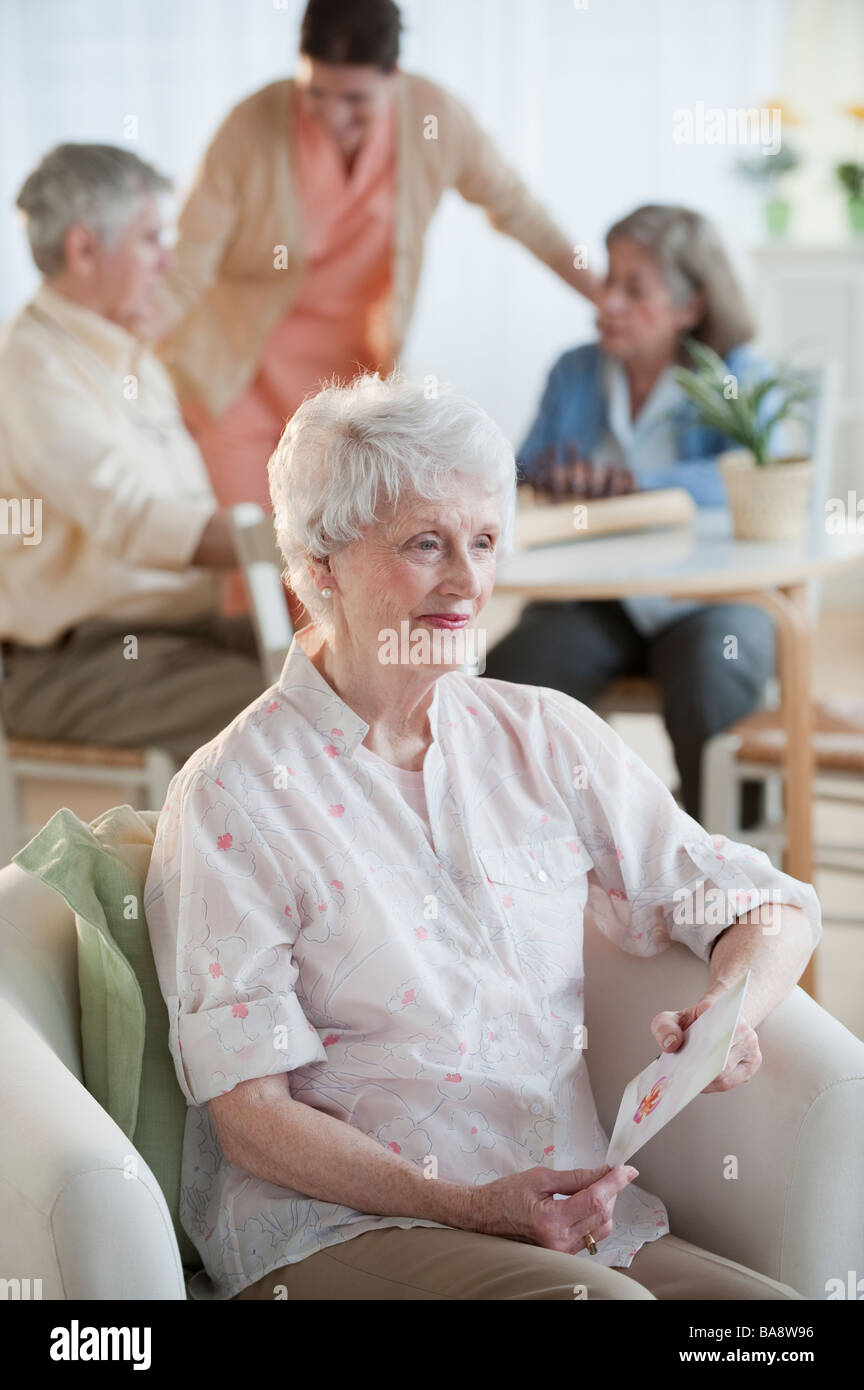 Ältere Frau Lesung Grußkarte Stockfoto
