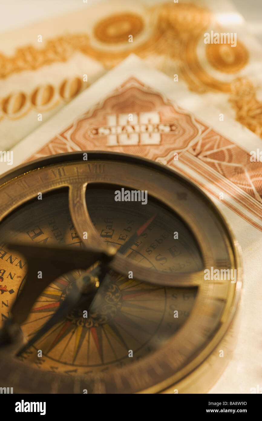 Antiker Kompass und Unternehmensanleihen Stockfoto