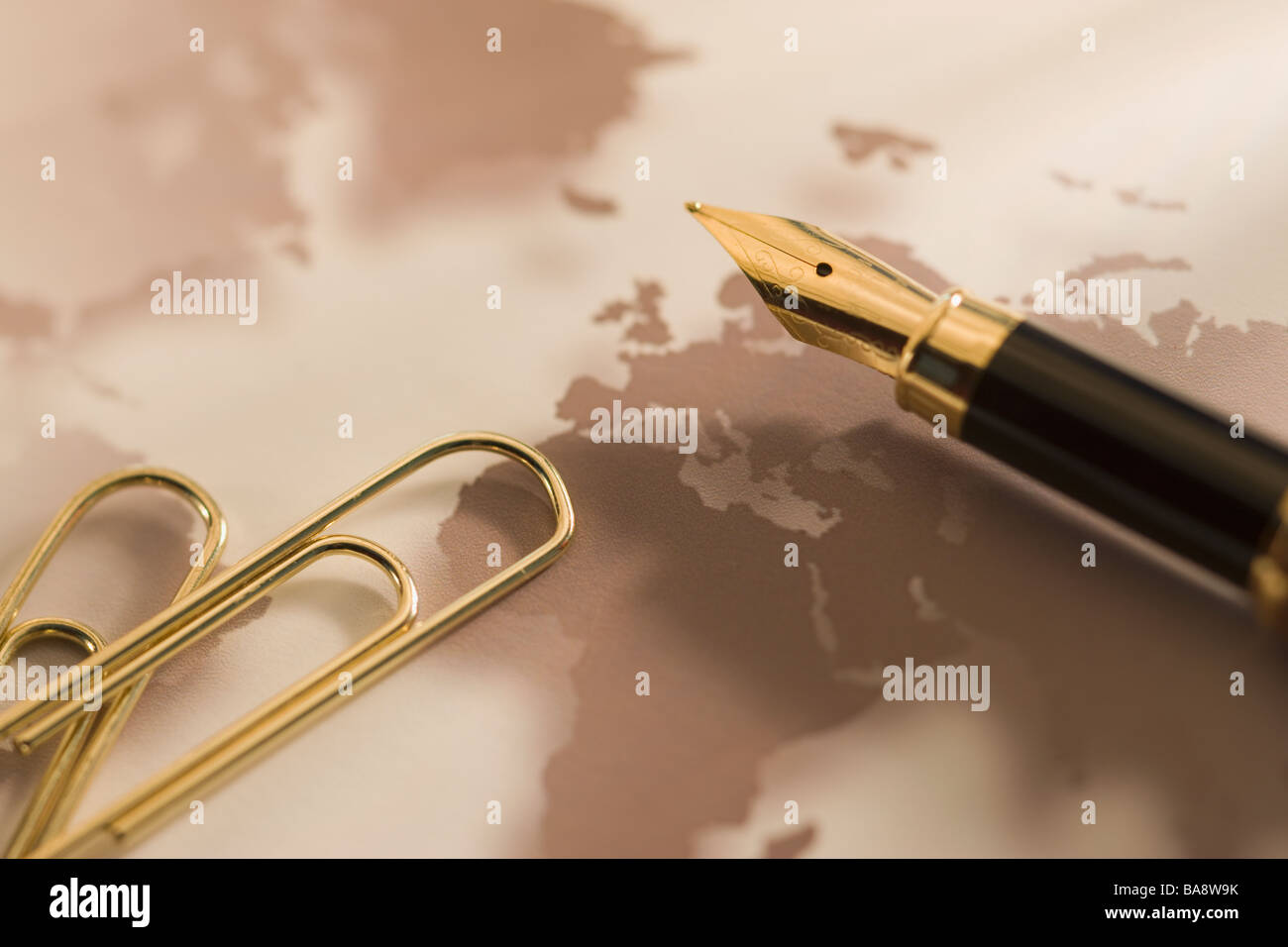 Gold Büroklammern und Stift Stockfoto