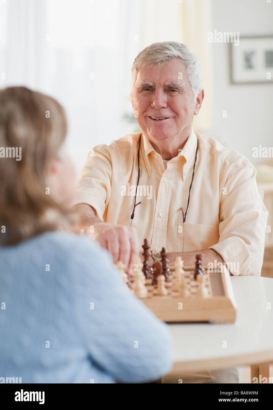 Älteres Paar beim Schachspiel Stockfoto