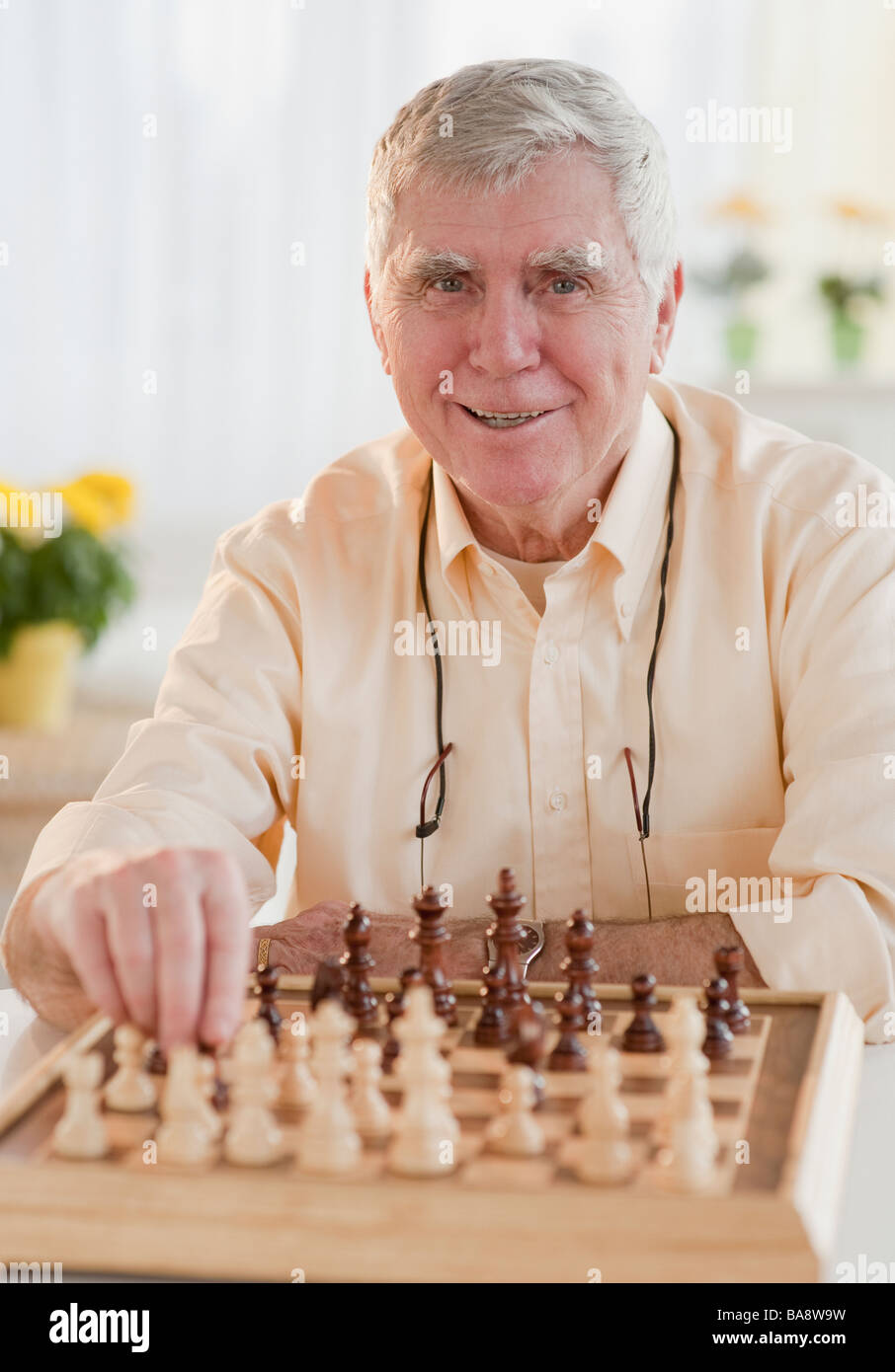 Ältere Mann spielt Schach Stockfoto