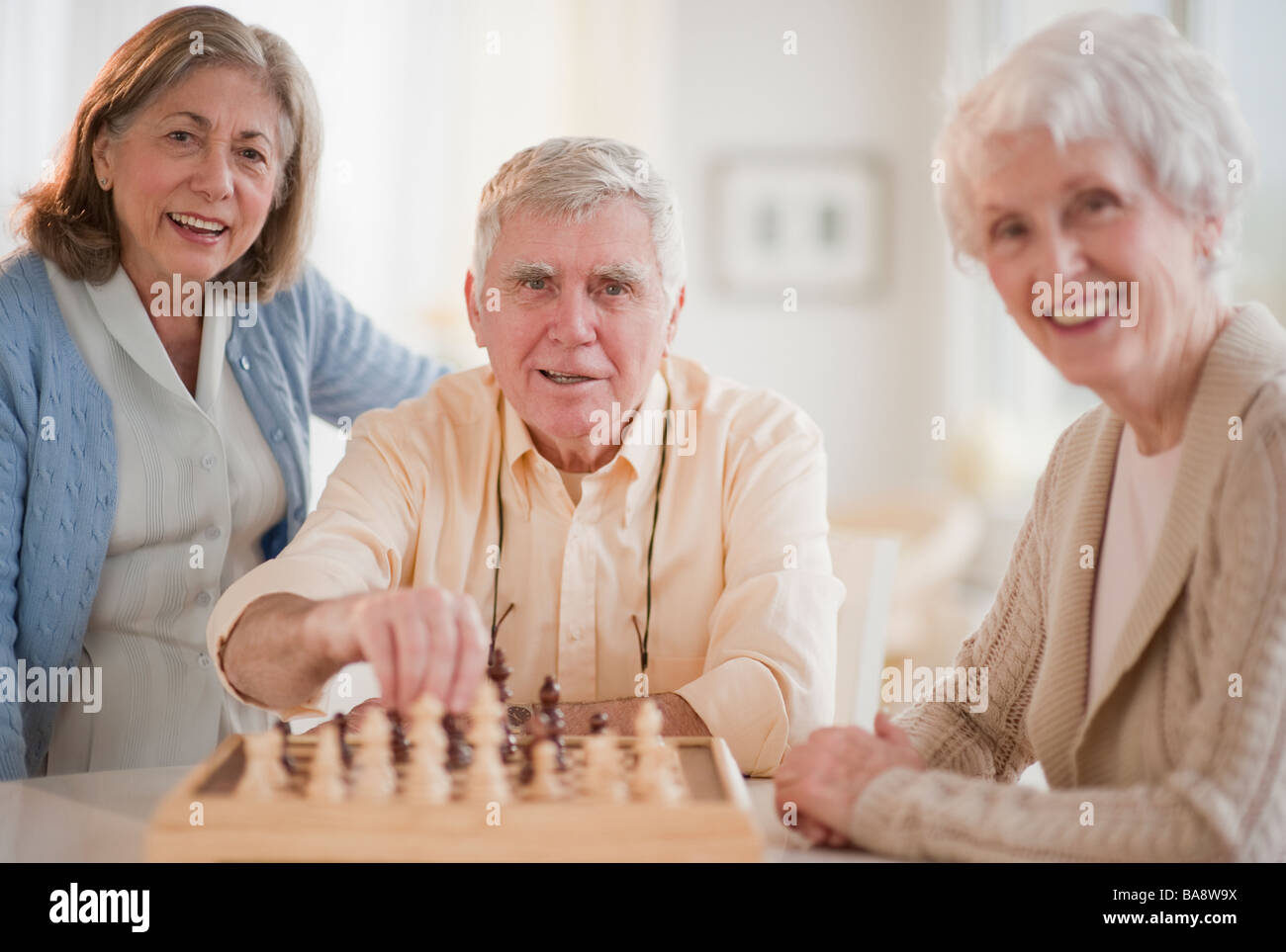 Ältere Erwachsene spielen Schach Stockfoto