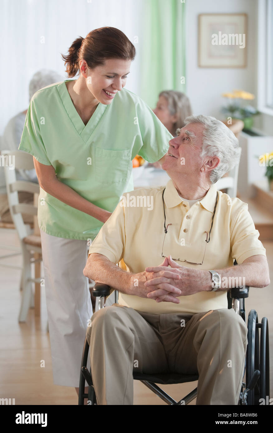 Krankenschwester helfen älteren Menschen im Rollstuhl Stockfoto