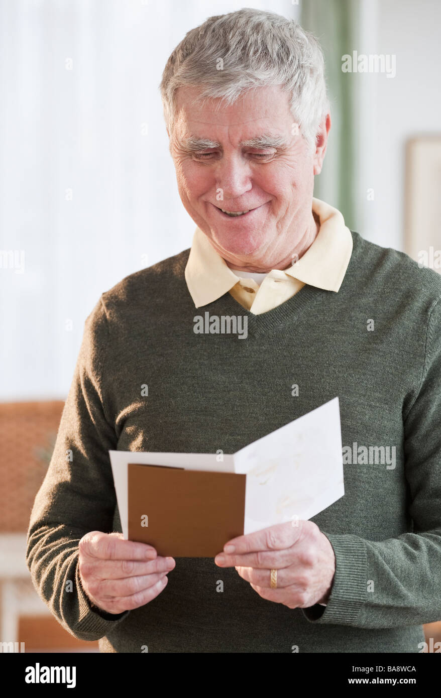 Senior woman lesen Grußkarte Stockfoto