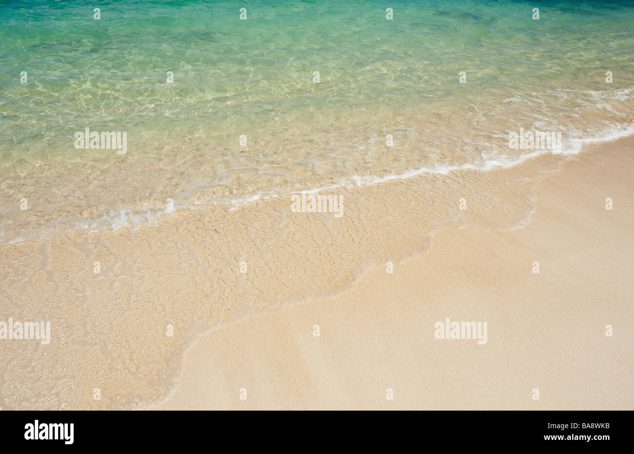 Strand und klares Meerwasser Stockfoto