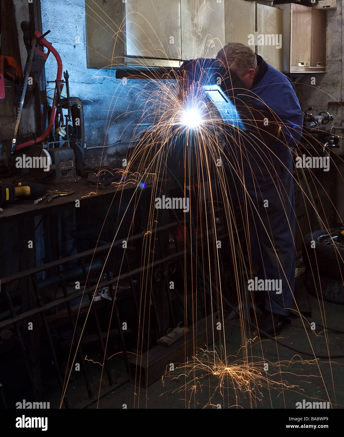 Funken von Lichtbogenschweißen. Stockfoto