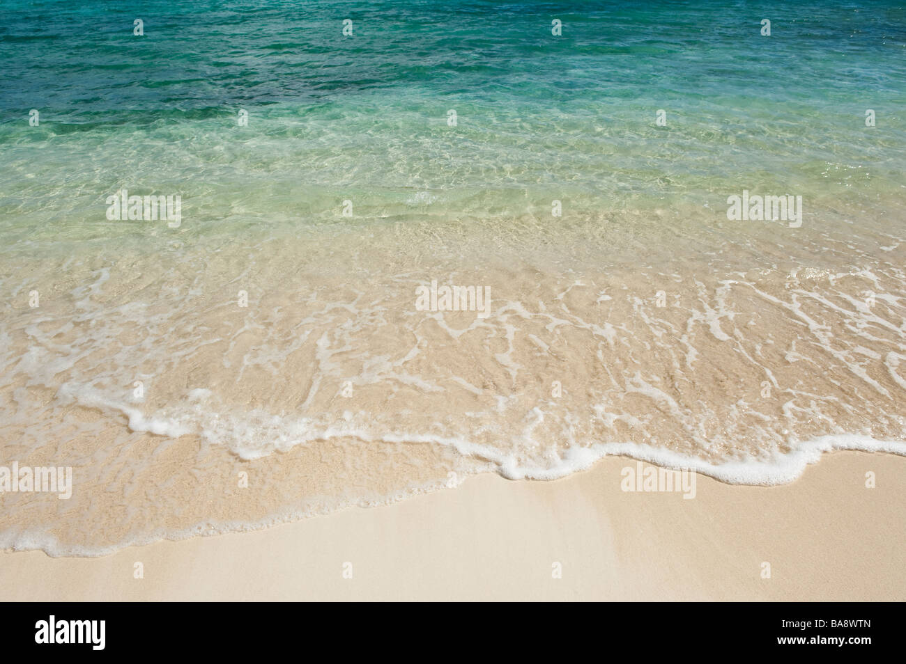 Strand und klares Meerwasser Stockfoto