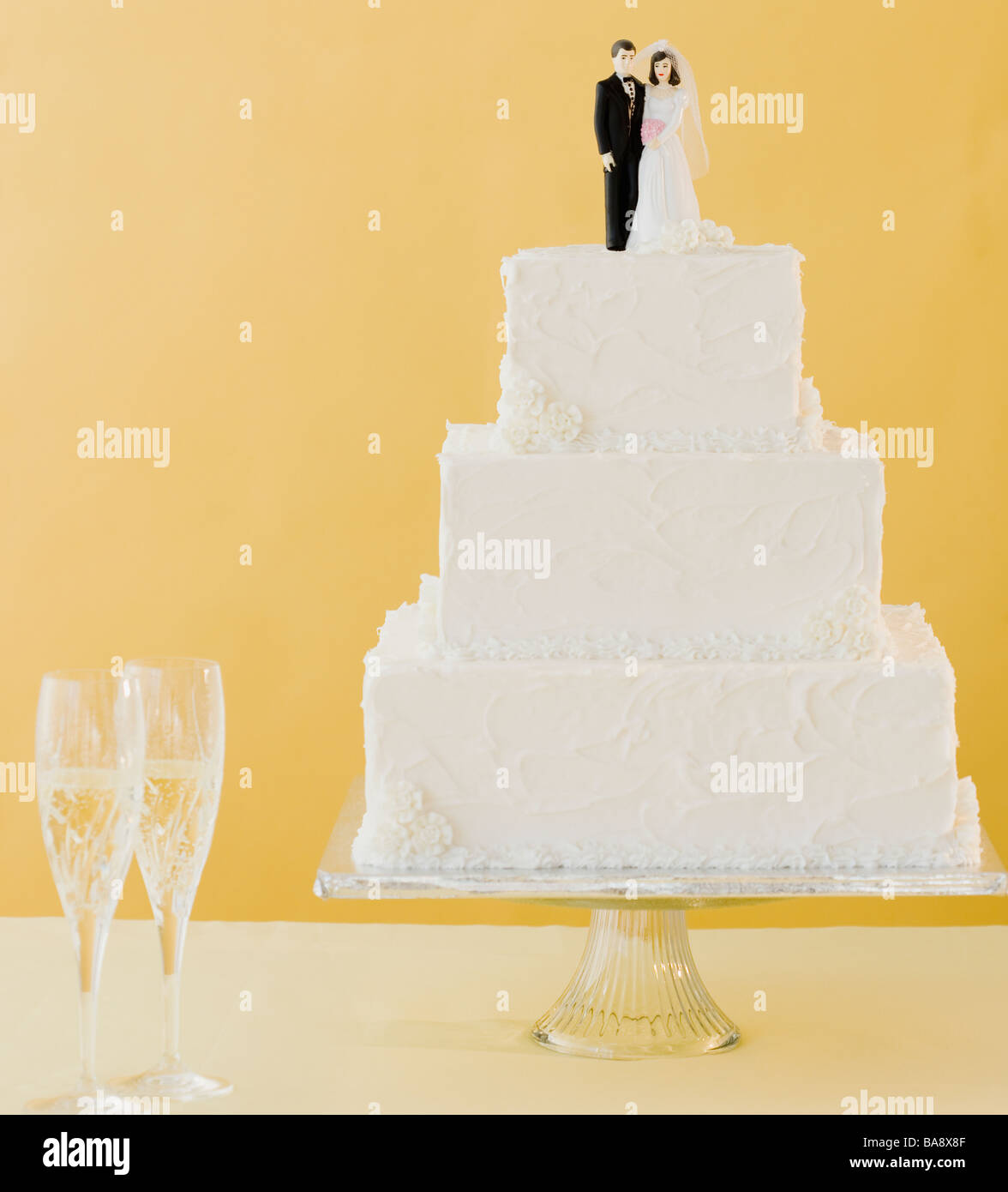 Hochzeitstorte Topper auf Kuchen Stockfoto