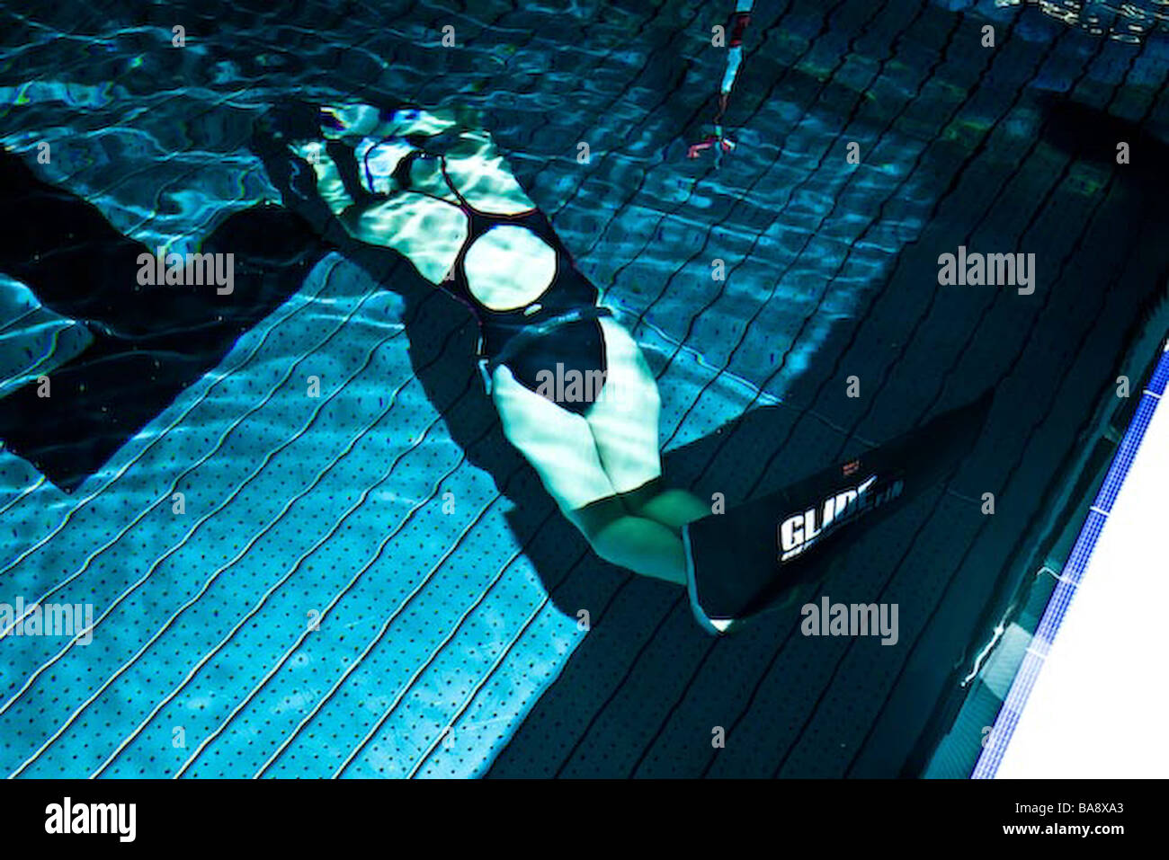 Frau Tauchen Apnoe in einem Schwimmbad Stockfoto
