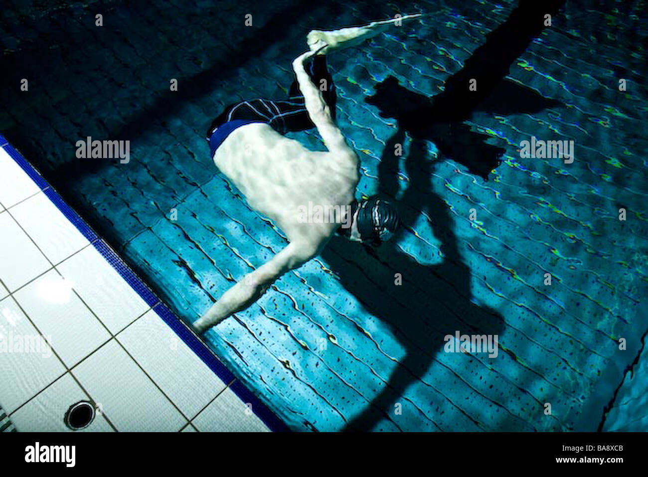 Tauchen mit Monopalm in einem Schwimmbad Stockfoto