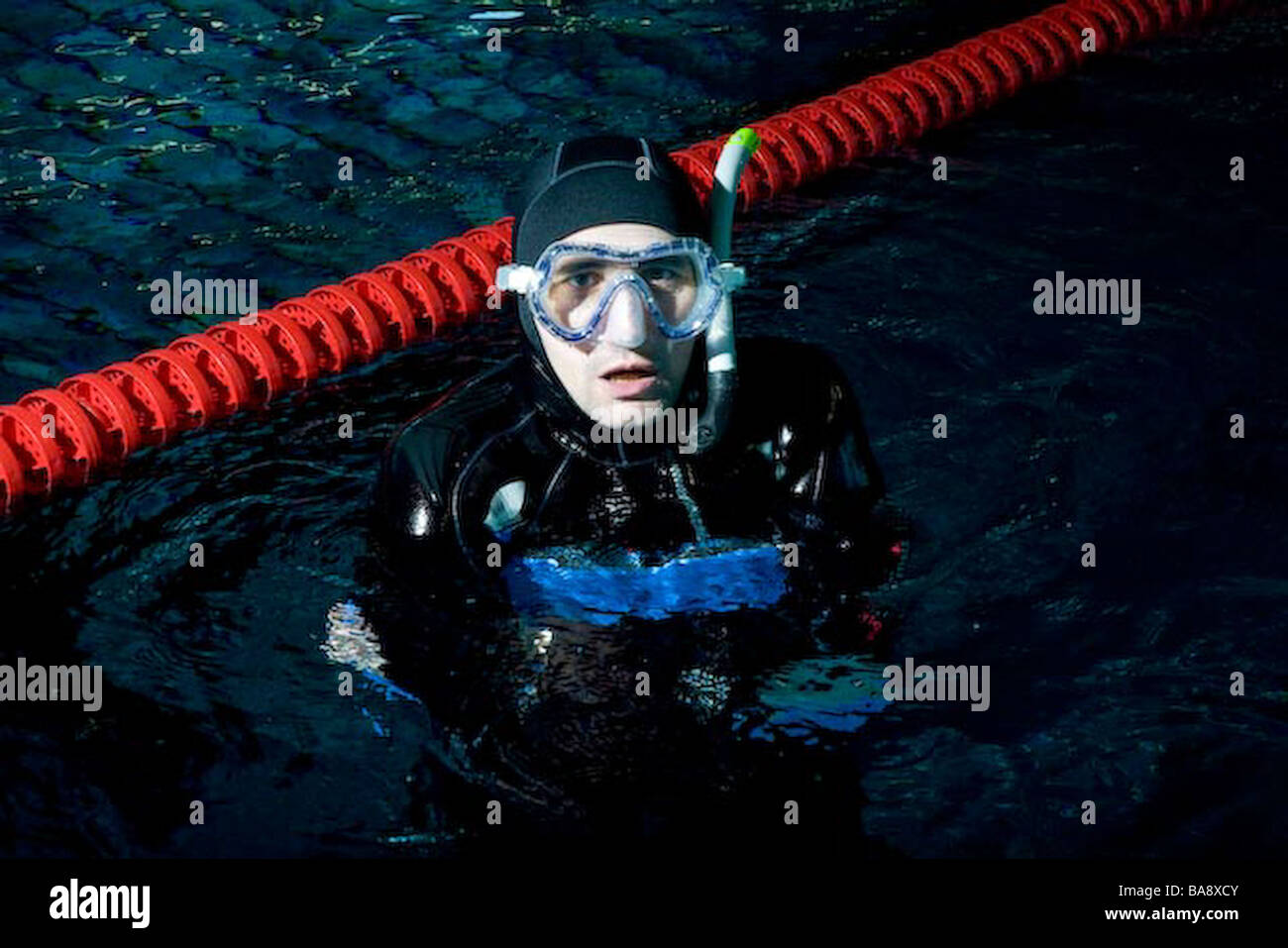 Tauchen mit Monopalm in einem Schwimmbad Stockfoto