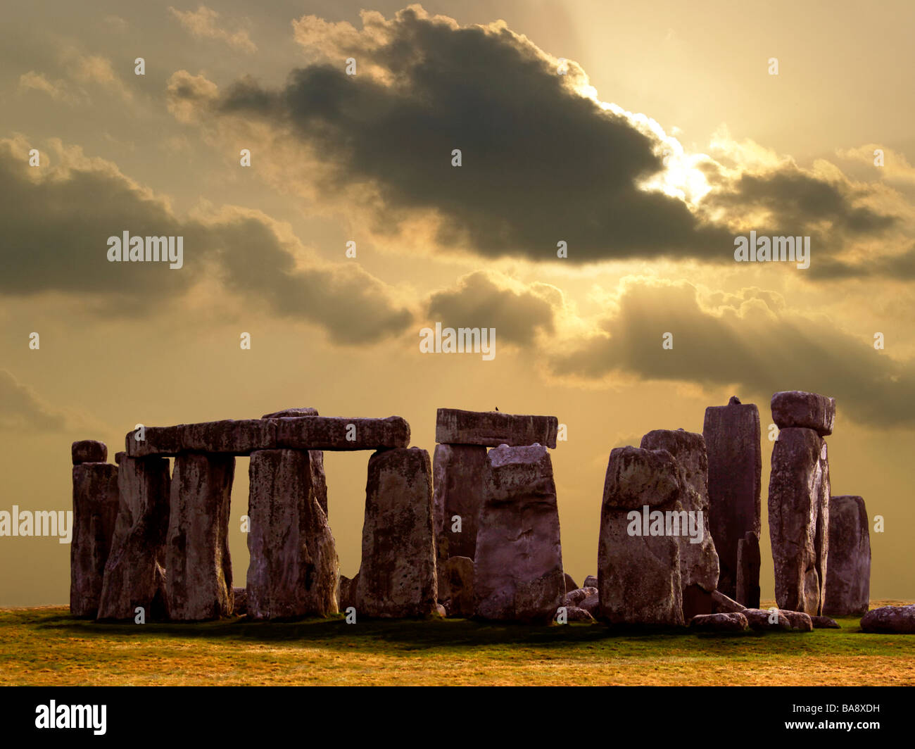 Stonehenge bei Sonnenuntergang auf Salisbury Plain in Wiltshire im Südwesten Englands. Stockfoto