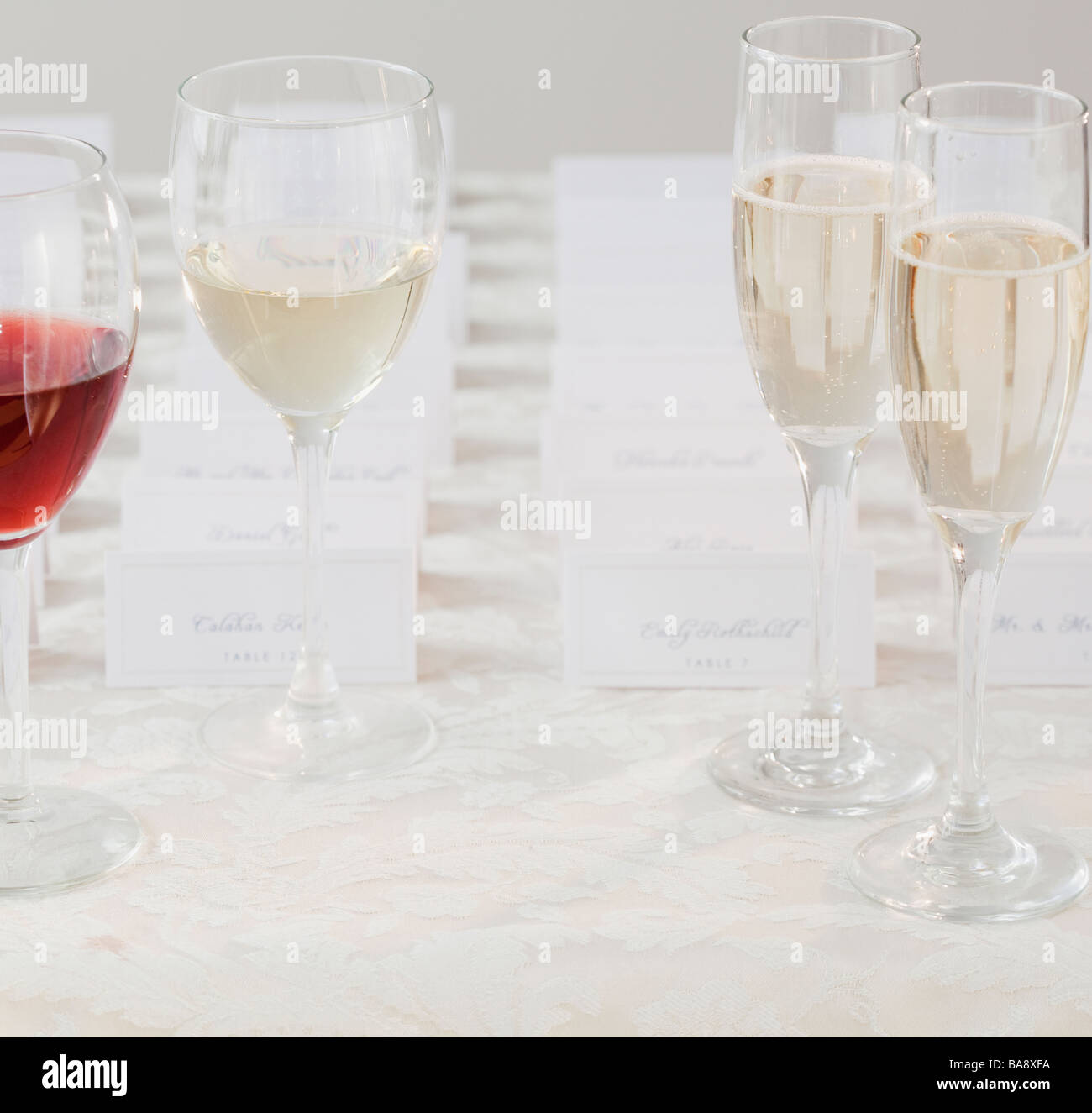 Tischkarten Hochzeit Tisch und Gläser Wein Stockfoto