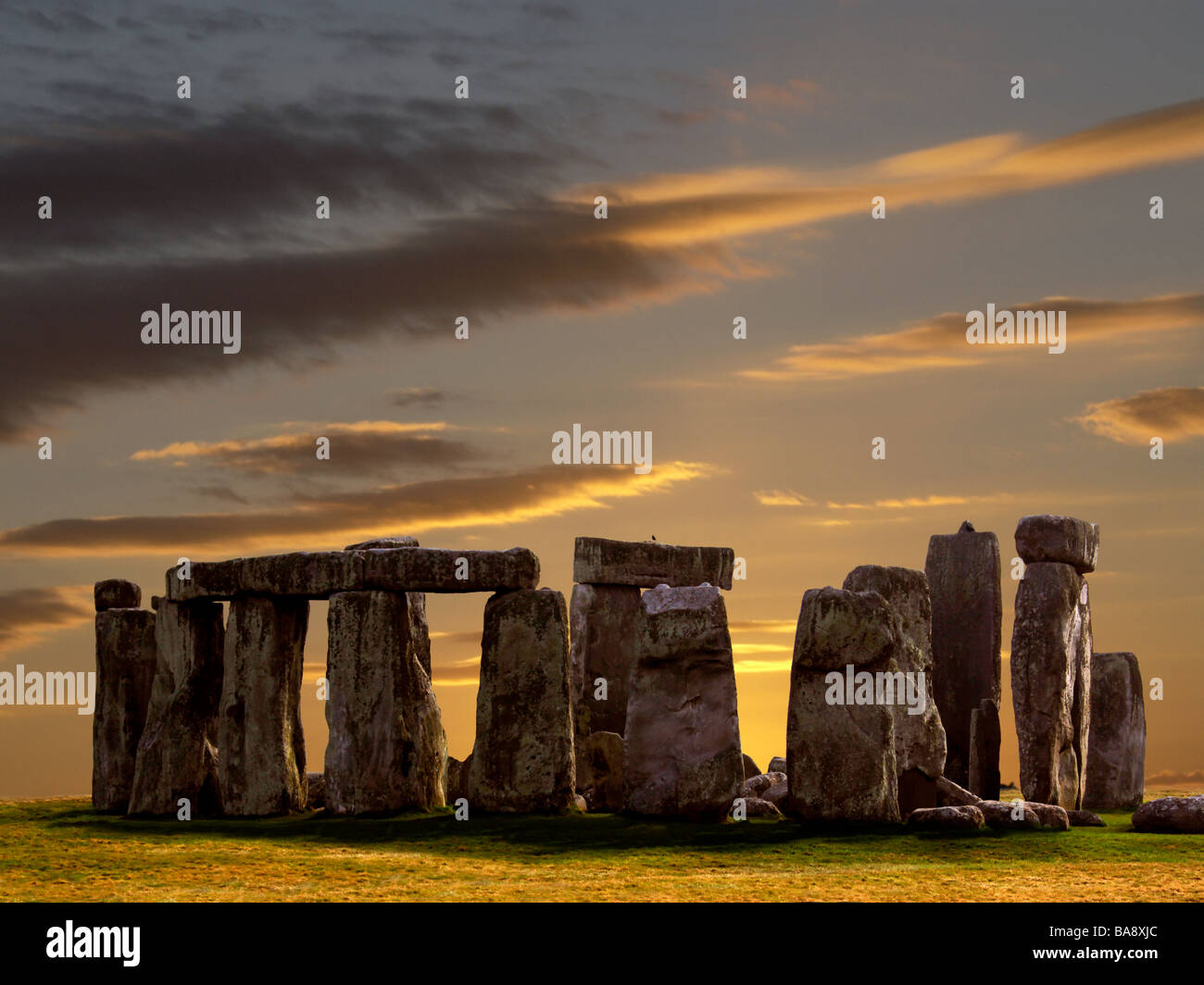 Stonehenge in der Abenddämmerung auf Salisbury Plain in Wiltshire im Südwesten Englands. Stockfoto