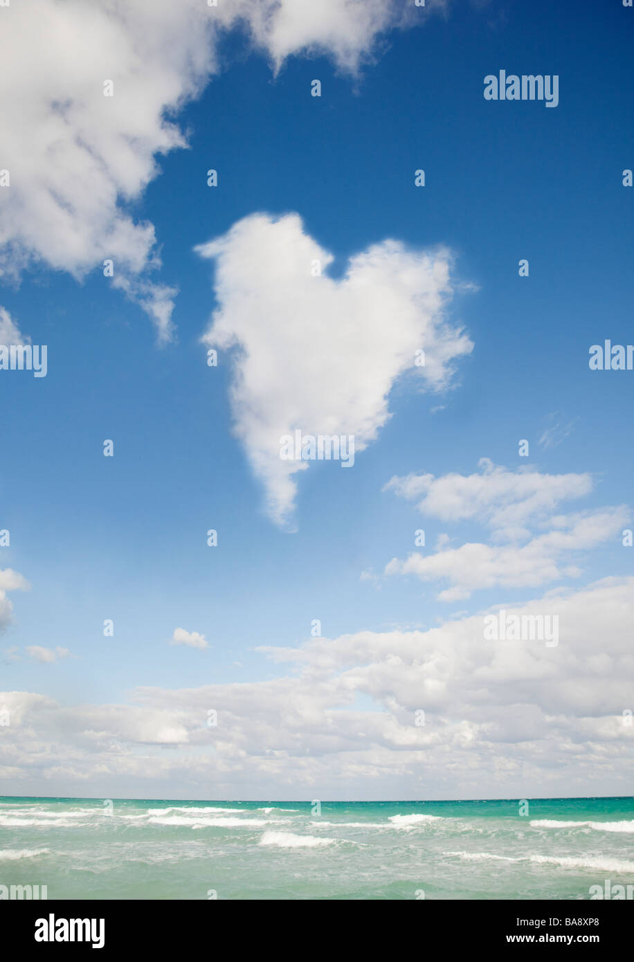 Herzförmige Wolke über Meer Stockfoto