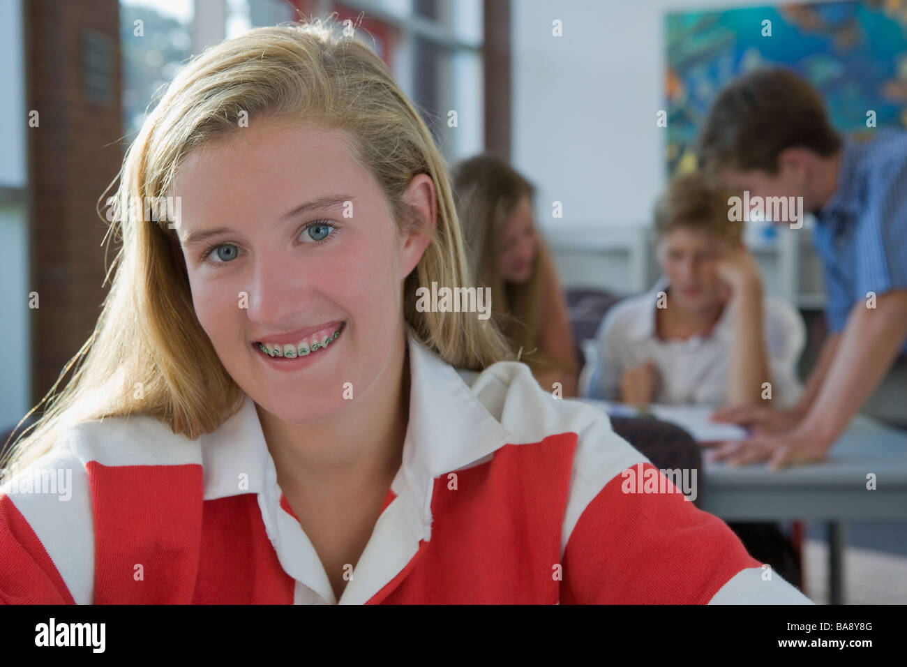 Mädchen posiert in Bibliothek Stockfoto