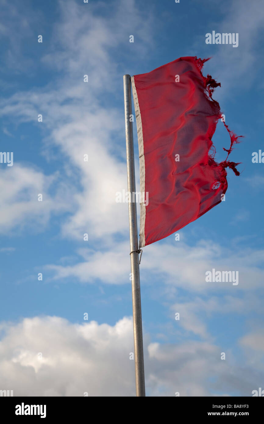 Zerfetzte Flagge bei starkem wind Stockfoto