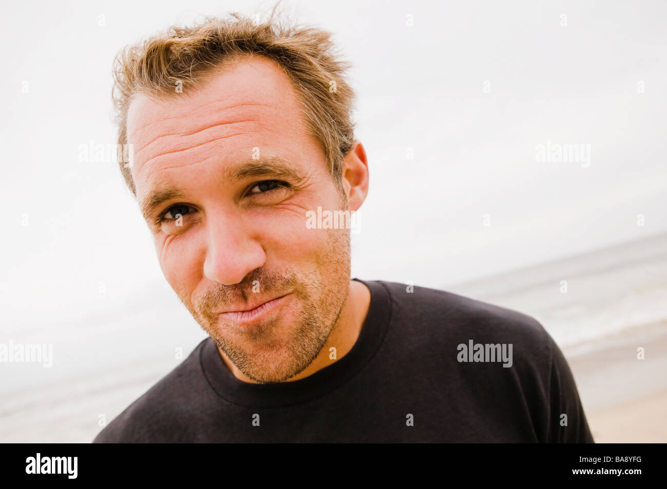 Porträt des Mannes am Strand Stockfoto