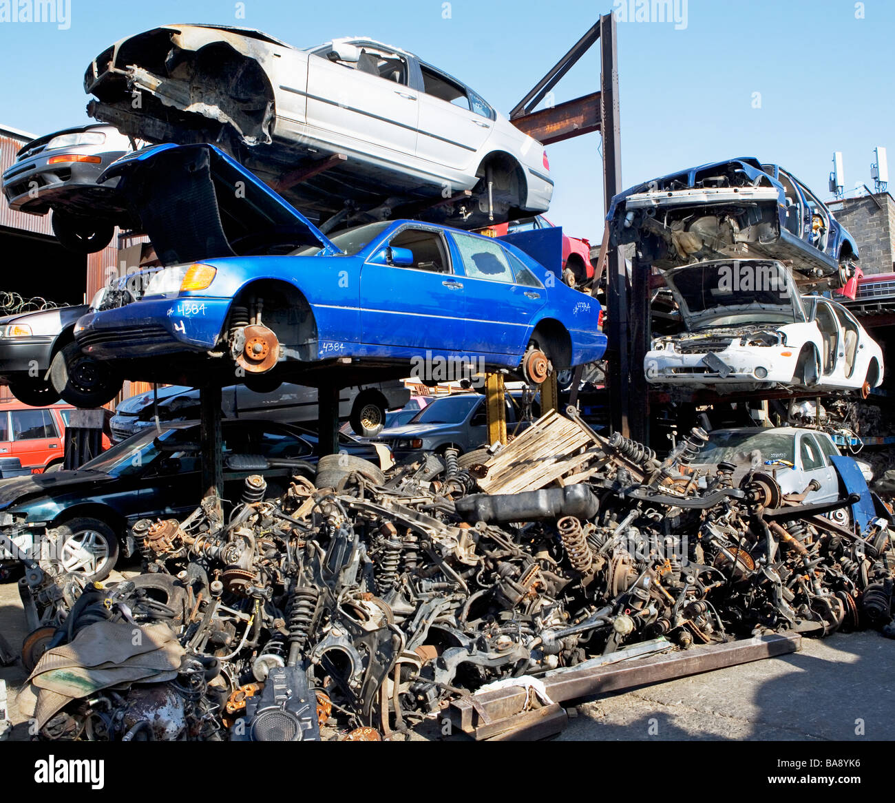 Stapel von Autos auf Schrottplatz Stockfoto