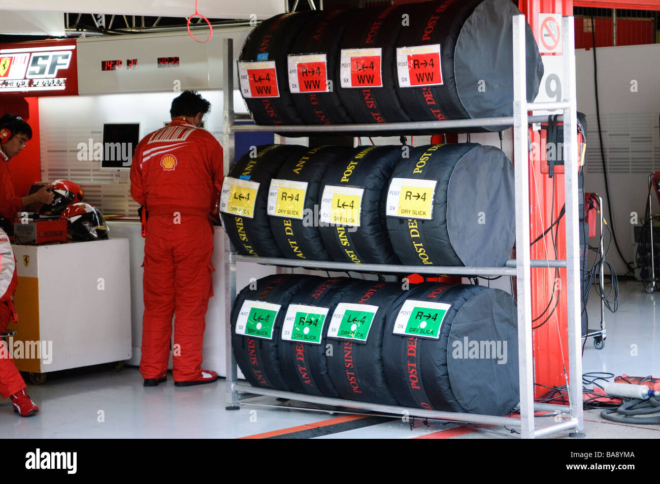 Racing Slicks eingehülltes Erwärmung Abdeckungen während Formel1 Tests Sitzungen Stockfoto