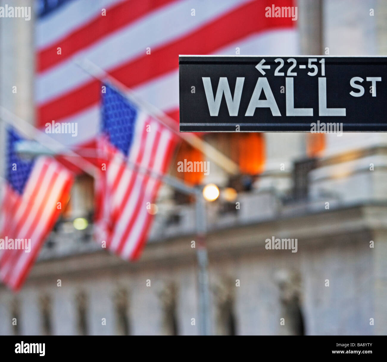 Wall-Street-Zeichen und amerikanische Flaggen Stockfoto