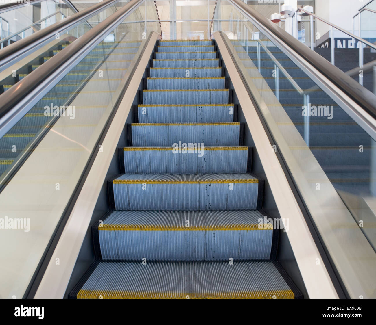 Niedrigen Winkel Blick auf Rolltreppe Stockfoto