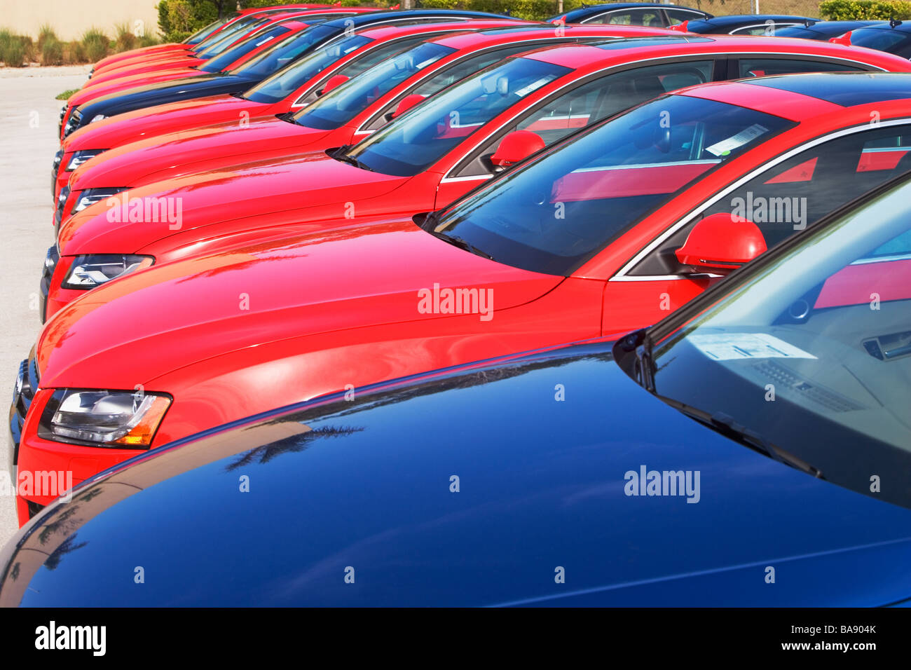 Reihe von Autos auf Parkplatz Stockfoto