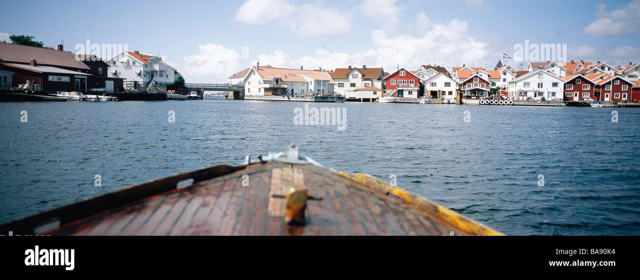 Boot kommt in das Fischerdorf. Stockfoto