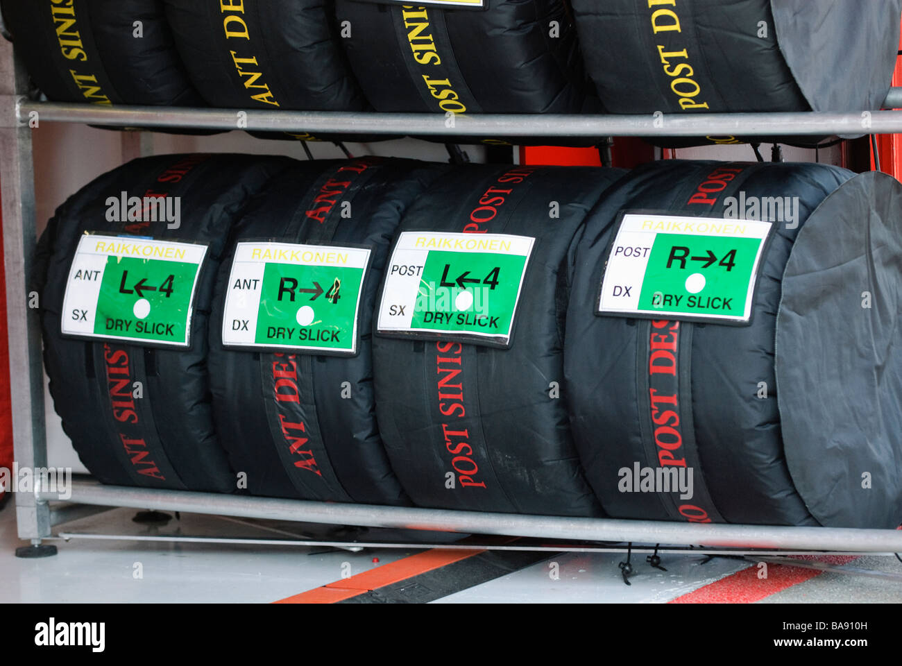 Racing Slicks eingehülltes Erwärmung Abdeckungen während Formel1 Tests Sitzungen Stockfoto