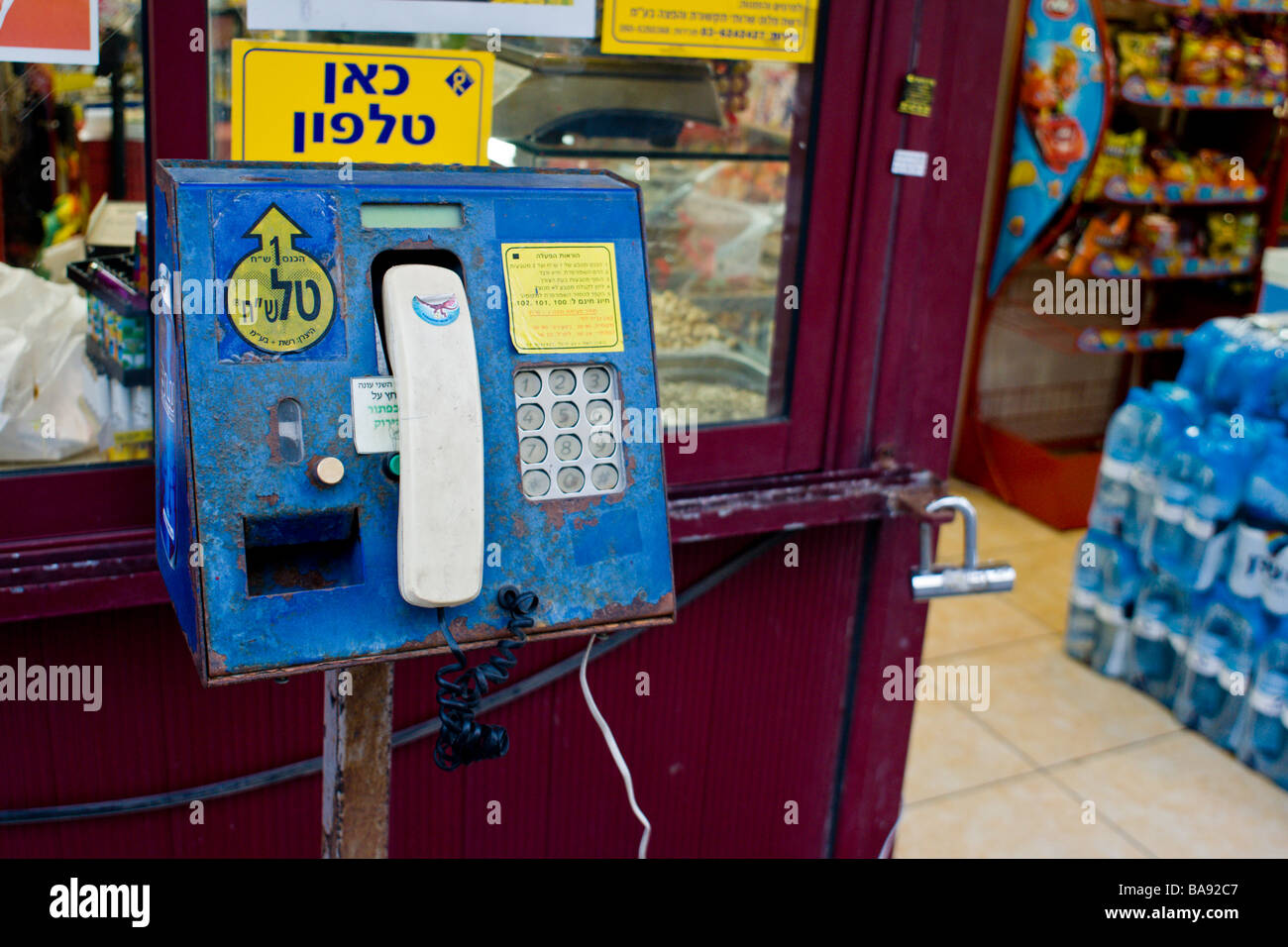 Ein öffentliches Telefon auf der Straße in Tel Aviv, Israel. Stockfoto