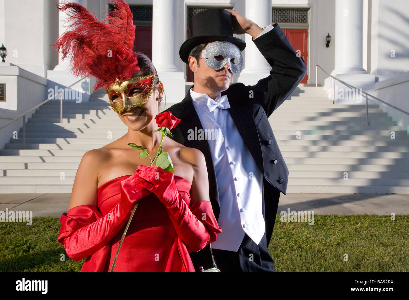 Paar in Maskerade-Kostüme stehen außerhalb theater Stockfoto