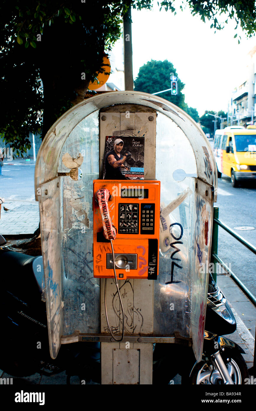 Ein öffentliches Telefon auf der Straße in Tel Aviv, Israel. Stockfoto