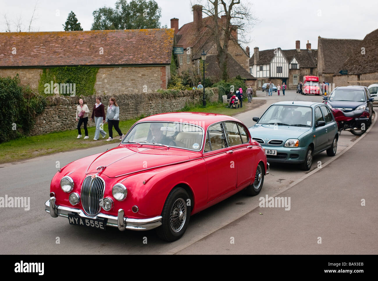 1960er Jahre 3 4 Jaguar Mk2 Limousine in Lacock Wiltshire England UK EU geparkt Stockfoto
