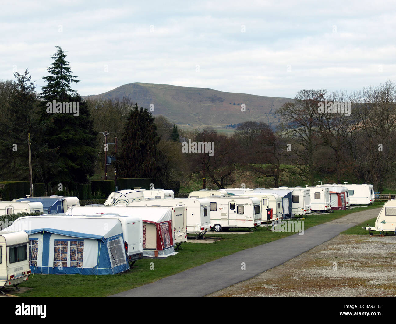 Ein Campingplatz an Hope, Derbyshire, with'mam tor'(510mts) im Hintergrund. Stockfoto