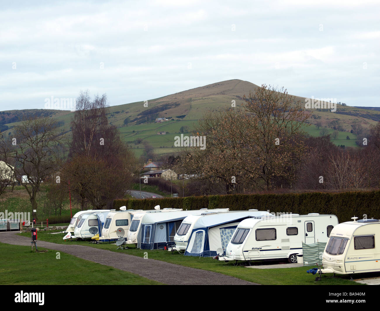 Ein Campingplatz am Hoffnung, Derbyshire, towards'Lose Hill'(476mts) suchen. Stockfoto