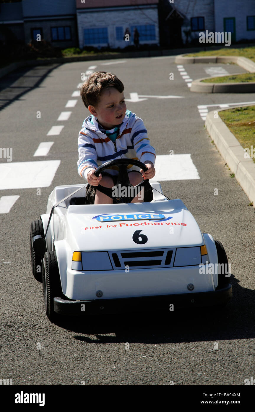 Junior-Fahrer fahren Spiel für kleine Kinder erleben auf einer Straße fahren wollen Stockfoto