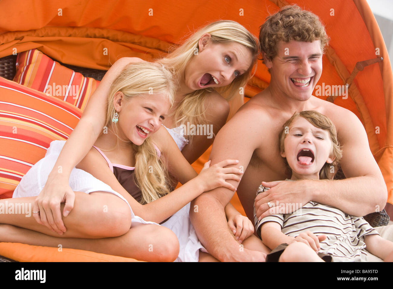Porträt der Familie im Urlaub Grimassen Stockfoto
