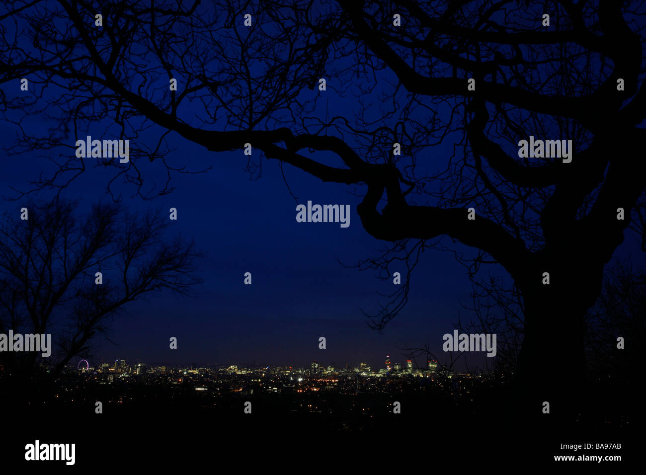 Ansicht von London in der Abenddämmerung von One Tree Hill, Ehre Eiche, London, UK Stockfoto