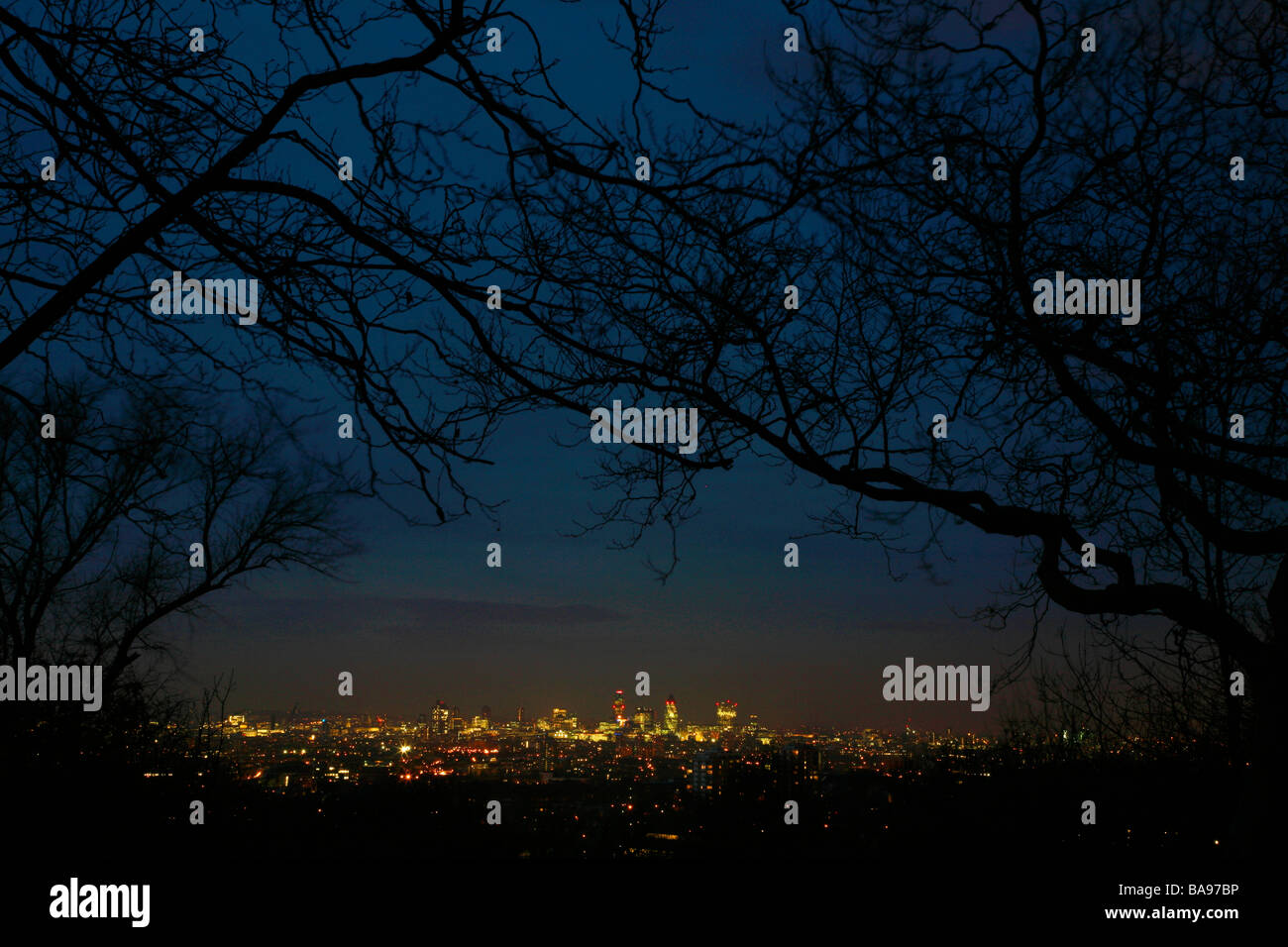 Ansicht von London in der Abenddämmerung von One Tree Hill, Ehre Eiche, London, UK Stockfoto